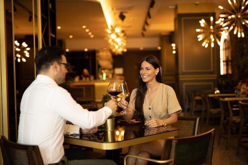 Hotel Pupin Novi Sad Luaran gambar A couple dining at a restaurant