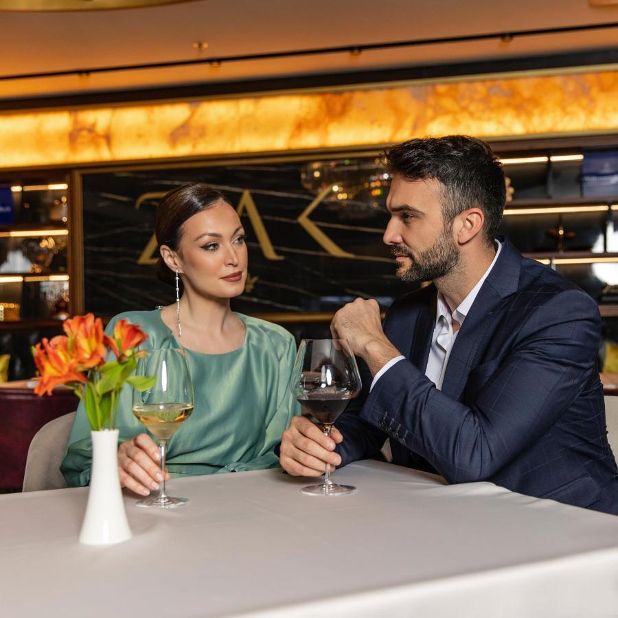 Hotel Pupin Novi Sad Luaran gambar A couple at a restaurant