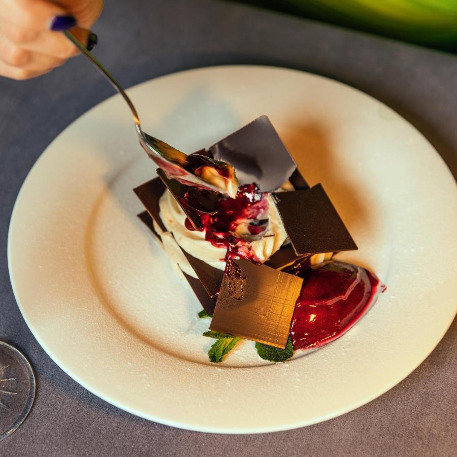 Hotel Pupin Novi Sad Luaran gambar A chocolate dessert