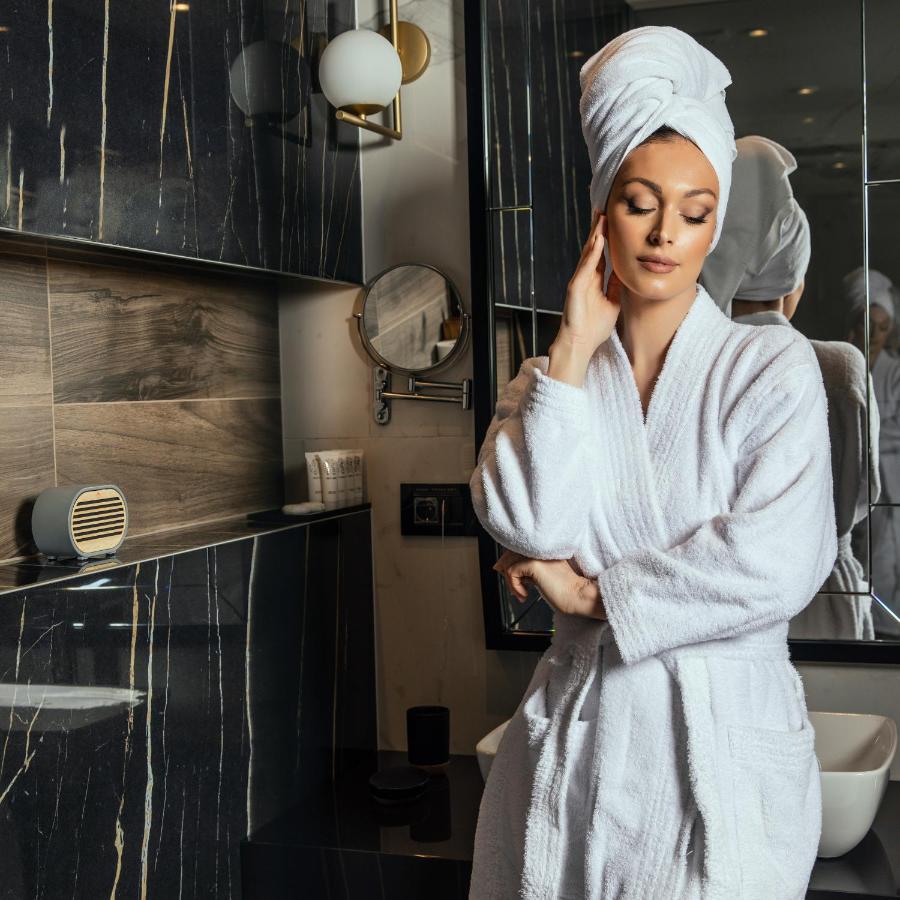 Hotel Pupin Novi Sad Luaran gambar A woman wearing a bathrobe