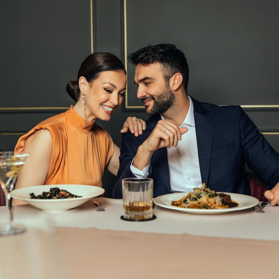 Hotel Pupin Novi Sad Luaran gambar A couple dining together