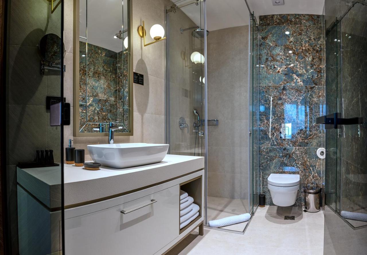 Hotel Pupin Novi Sad Luaran gambar A modern bathroom